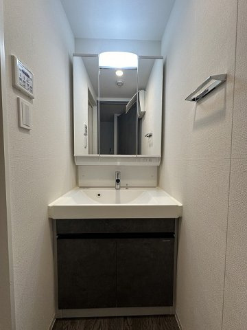 【洗面所】 | LOC’S/ロックス北山田 | ※参考写真※洗髪洗面化粧台で忙しい朝にも寝癖の付いた頭にも優しい☆お化粧するときにも大活躍です♪