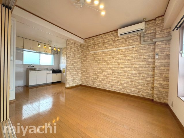 新浜マンションの居間・リビング