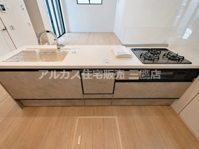 西武拝島線 東大和市駅 10分 新築戸建 小平市小川町1丁目のキッチン|3口コンロと食器洗浄乾燥機を備え、リビングを見渡せる対面キッチンです。
