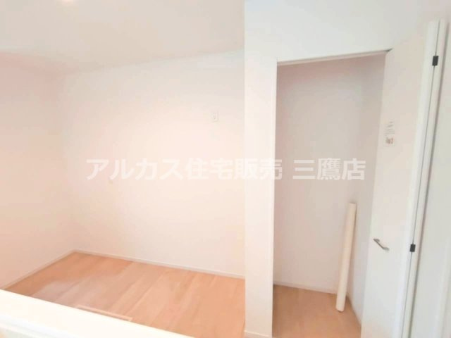 西武拝島線 東大和市駅 10分 新築戸建 小平市小川町1丁目の収納|キッチン脇に設けた収納で、食品や日用品のストックをすっきりまとめやすい空間です。
