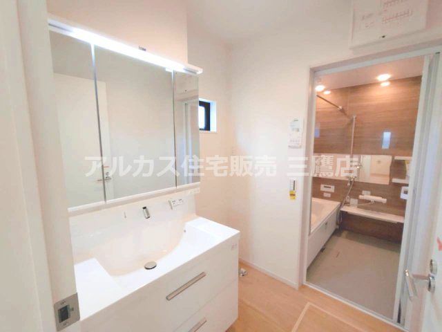 西武拝島線 東大和市駅 10分 新築戸建 小平市小川町1丁目の独立洗面台|三面鏡付き洗面化粧台を備え、浴室へスムーズに移動できる使いやすい洗面室です。
