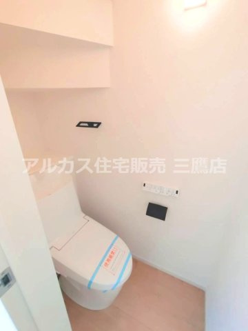 西武拝島線 東大和市駅 10分 新築戸建 小平市小川町1丁目のトイレ|階段下の形状を活かした空間に、壁付け操作パネルを備えた清潔感のあるトイレです。
