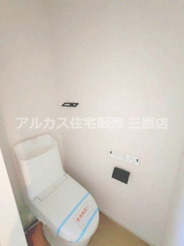 西武拝島線 東大和市駅 10分 新築戸建 小平市小川町1丁目のトイレ|手洗い一体型便器と壁付け操作パネルを備え、すっきり整えられたトイレです。
