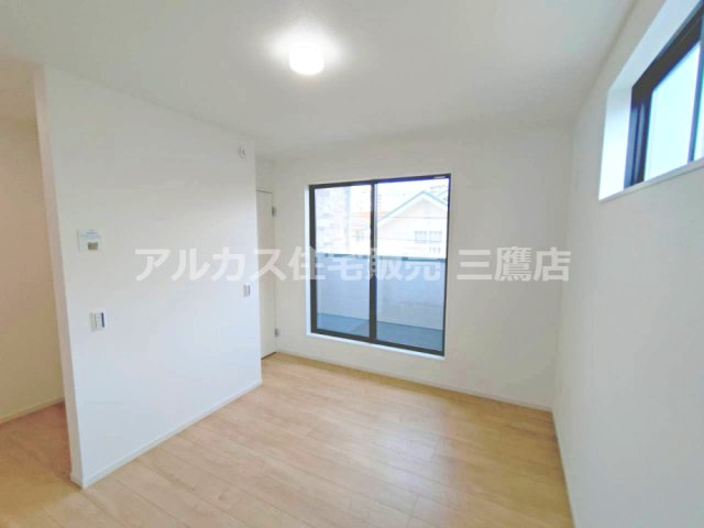 西武拝島線 東大和市駅 10分 新築戸建 小平市小川町1丁目の洋室|大きな窓と高窓を備え、白を基調とした清潔感のある洋室です。