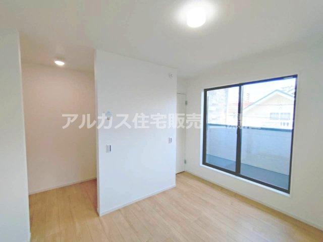西武拝島線 東大和市駅 10分 新築戸建 小平市小川町1丁目の洋室|バルコニーに面した大きな窓があり、家具配置を考えやすい洋室です。