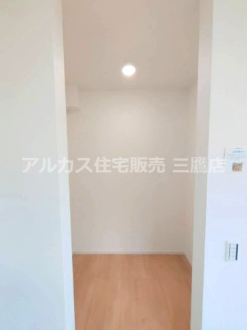西武拝島線 東大和市駅 10分 新築戸建 小平市小川町1丁目の収納|衣類や季節用品をまとめて収納でき、居室をすっきり保ちやすいウォークインクローゼットです。

