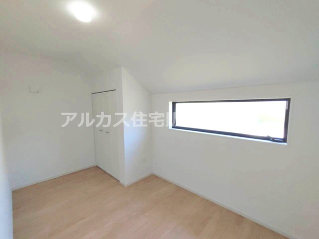 西武拝島線 東大和市駅 10分 新築戸建 小平市小川町1丁目の洋室|横長の窓とクローゼットを備え、空間をすっきり使える洋室です。