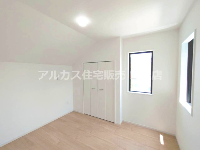 西武拝島線 東大和市駅 10分 新築戸建 小平市小川町1丁目の洋室|2面に窓を備え、クローゼット付きで身の回りを整えやすい洋室です。