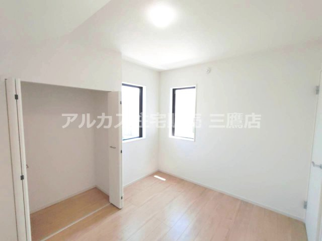西武拝島線 東大和市駅 10分 新築戸建 小平市小川町1丁目の洋室|2つの窓と収納を備え、明るい木目の床がやさしい印象を添える洋室です。