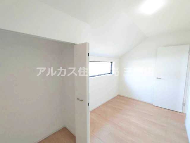 西武拝島線 東大和市駅 10分 新築戸建 小平市小川町1丁目の洋室|勾配のある天井と横長窓が特徴的で、収納も備えた洋室です。