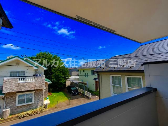 西武拝島線 東大和市駅 10分 新築戸建 小平市小川町1丁目のバルコニー|屋根に覆われたバルコニーから、周囲の住宅街や空を見渡せます。

