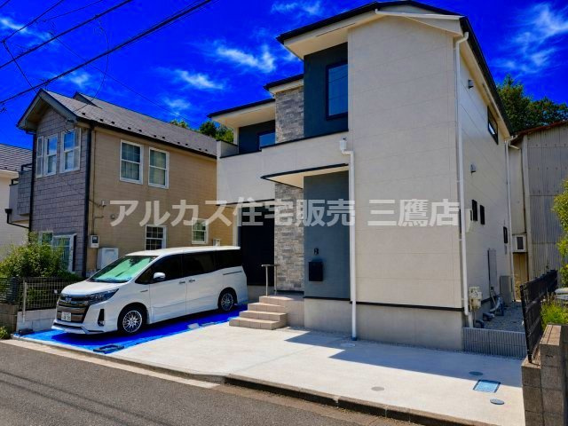 西武拝島線 東大和市駅 10分 新築戸建 小平市小川町1丁目のその他|白を基調に黒と石目調の外壁を組み合わせ、駐車スペースも確保した端正な外観です。
