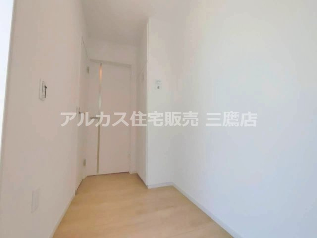 西武拝島線 東大和市駅 10分 新築戸建 小平市小川町1丁目の玄関|白を基調とした内装に木目の床が調和し、奥行きを感じるすっきりとした玄関です。
