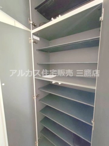 西武拝島線 東大和市駅 10分 新築戸建 小平市小川町1丁目の収納|可動棚を備え、靴や玄関まわりの小物を整理しやすい玄関収納です。
