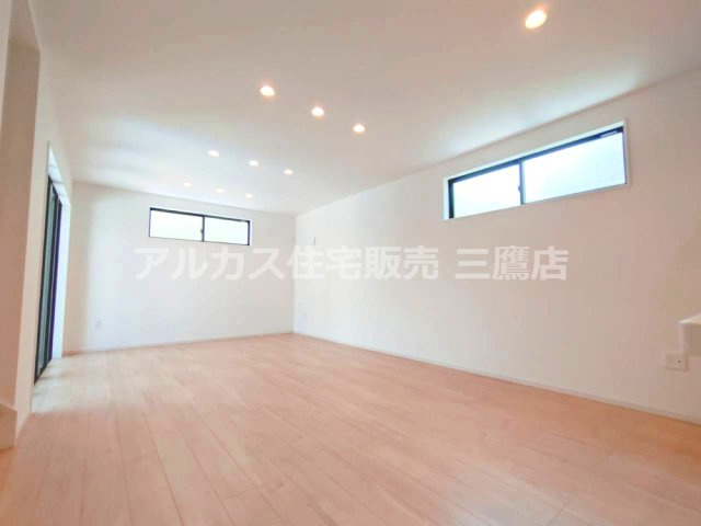 西武拝島線 東大和市駅 10分 新築戸建 小平市小川町1丁目の居間・リビング|高窓とダウンライトを備え、明るい木目の床と白い壁が清潔感を演出するリビングです。
