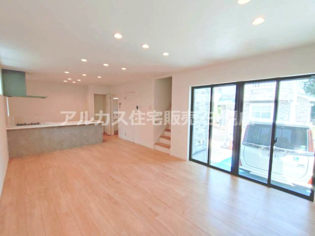 西武拝島線 東大和市駅 10分 新築戸建 小平市小川町1丁目の居間・リビング|大きな掃き出し窓と対面キッチンを備え、家族のつながりを感じやすいLDKです。
