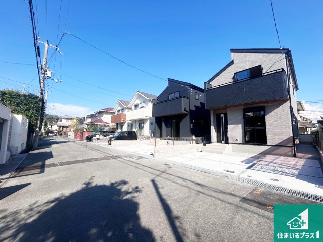 神戸市西区狩場台　第6期　新築一戸建ての前面道路含む現地写真|周辺は閑静な住宅街！前面道路広々で車の出し入れも便利です。駐車が苦手な方でも安心して車庫入れできます！