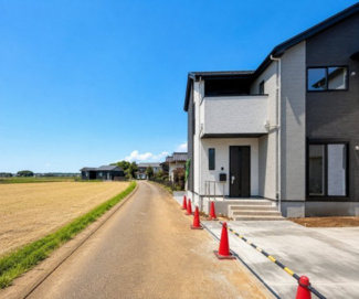 【前面道路含む現地写真】 | つくば市東光台2期　新築戸建　1号棟 | 前面道路にゆとりがあり、お車の出し入れもスムーズです。運転が苦手な方でも安心してご利用いただける住環境となっております。