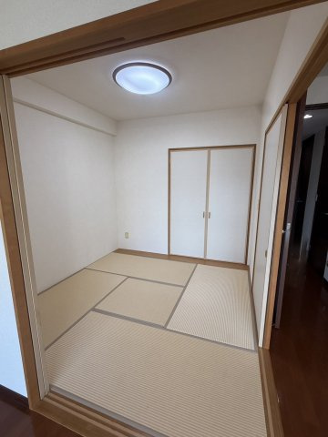 DグラフォートレイクタウンⅡ棟C館の和室|リビングの隣和室