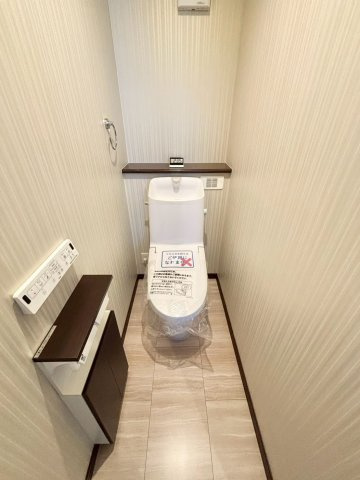福住２条９丁目　1号棟　新築戸建のトイレ|収納付き、落ち着いた色合いのトイレ