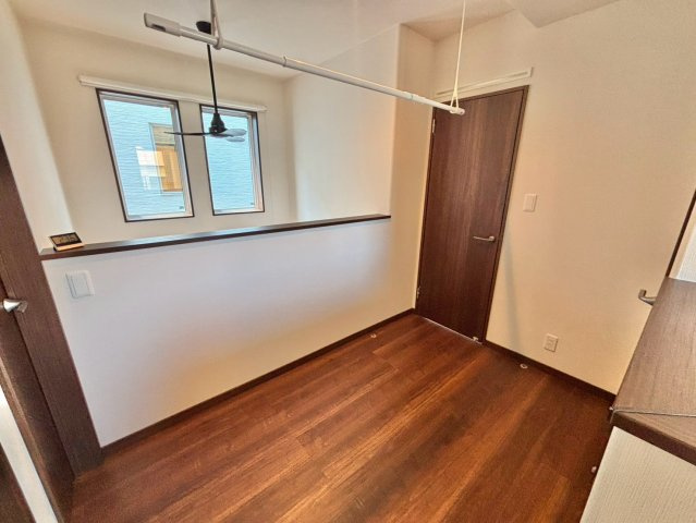 福住２条９丁目　1号棟　新築戸建の洋室|2階フリースペース。室内物干しを備え、来客時の室内干しにも便利◎