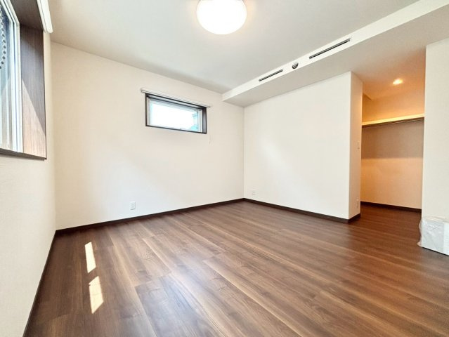 福住２条９丁目　1号棟　新築戸建の洋室|大容量のウォークインクローゼットを備えた洋室。