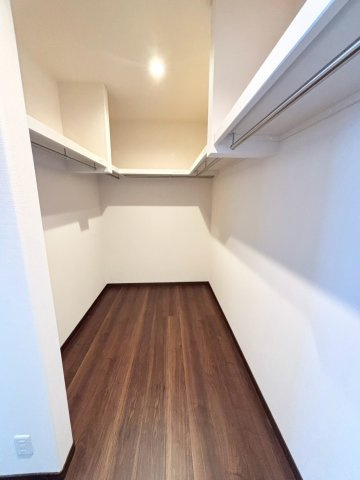 福住２条９丁目　1号棟　新築戸建のその他|ウォークインクローゼット。衣類はもちろん、スーツケースや季節家電なども収納しやすい設計