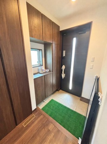 福住２条９丁目　1号棟　新築戸建の玄関|窓から自然光が差し込む明るい玄関。