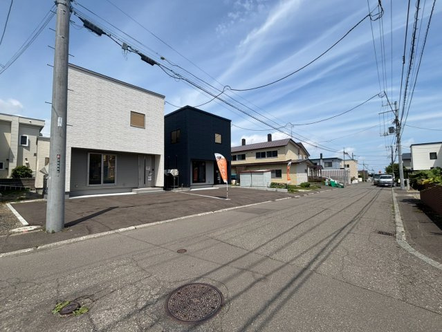 福住２条９丁目　1号棟　新築戸建の前面道路含む現地写真