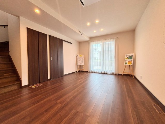 福住２条９丁目　1号棟　新築戸建の居間・リビング|お子様の帰宅が分かる安心のリビング階段。自然とコミュニケーションが生まれる人気の間取りです。