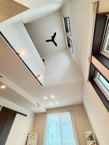 福住２条９丁目　1号棟　新築戸建のその他|リビング吹抜け写真。