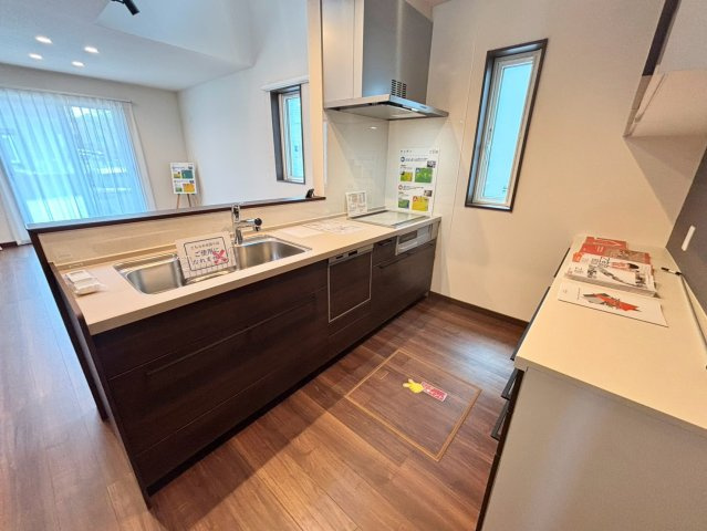 福住２条９丁目　1号棟　新築戸建のキッチン|高級感あふれる対面キッチン。カップボード付きで料理道具もすっきりと収納出来ます。