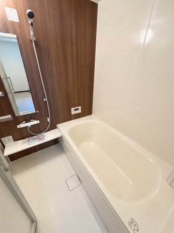 福住２条９丁目　1号棟　新築戸建の浴室|一坪タイプのゆったりとした浴室。木目のアクセントパネルが落ち着いた雰囲気を演出。日々の疲れを癒せます。お手入れのしやすさにも配慮されています
