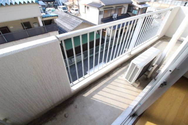 メゾンMK神田のバルコニー|暖かな日差しのふりそそぐバルコニー