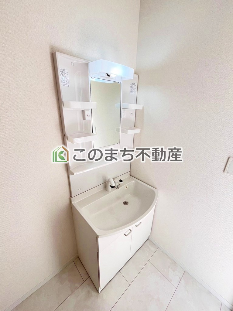 ハートフルタウン宇都宮市中今泉5丁目28番の洗面所|同社施工物件の写真です。※建具やフローリング、その他仕様が違う場合がございます。シャンプードレッサーで朝の身支度♪伸びるホースでお掃除も簡単清潔です！