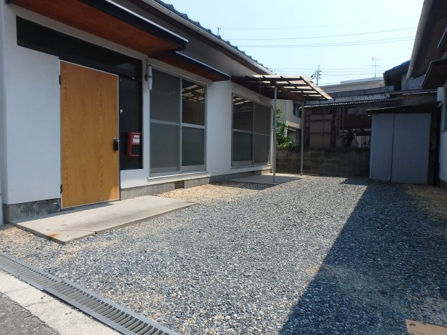 当新田貸家の駐車場|駐車場完備です