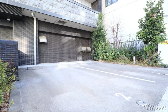 【駐車場】 | プレサンス錦プレミアム | 駐車場があるので、車を買う予定の方も安心です