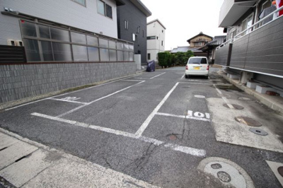【駐車場】 | コーポみあきⅡ | 駐車場に車を止められます