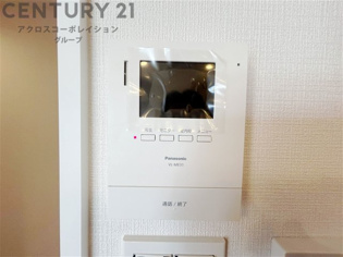 訪問者が来たときにテレビ画面で確認できるため、安心してドアを開けられます。録画機能があるものもあり、留守中に来訪者を記録しておくことができます。利便性が高く、セキュリティ面でも安心です。