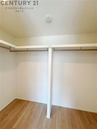 収納力が高く洋服や小物を整理しやすく、更衣室のように使え、部屋がすっきり保てます。収納の配置を自由に調整でき、換気性が良く防湿・防虫対策も可能。快適で機能的な生活空間を実現できます♪