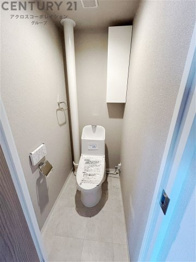 温水洗浄便座付トイレは温水洗浄機能により、暖かい水でおしりを洗浄することができ、冷たい水を使う従来の便座に比べ、温水洗浄機能で暖かいトイレを提供し、快適な使用を可能にします。