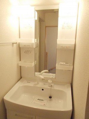 【洗面所】 | プリムローズ・Ｋ　Ａ | コンパクトで使いやすい洗面所