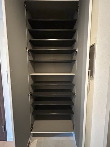 センチュリー八尾南の収納|家族みんなの靴をしっかり収納できる大型シューズボックス。