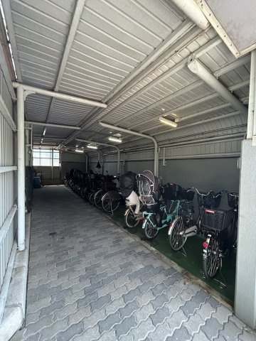 センチュリー八尾南の駐輪場|大切な自転車を雨から守る、屋根付き駐輪場。