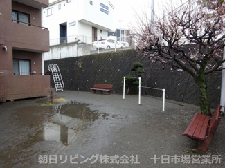 【周辺】 | マンション横にある遊具スペース