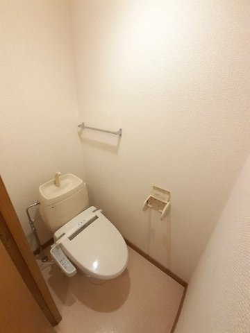 クレストハイムＣのトイレ|落ち着いた色調のトイレです