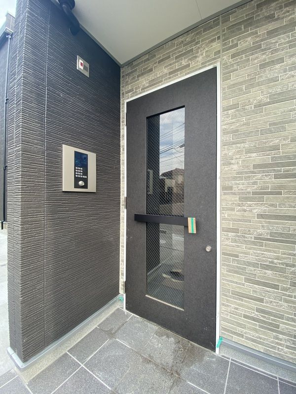 昭島市玉川町３丁目の賃貸マンションのエントランス