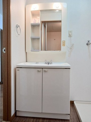 あんてぃーくの洗面所|明るい洗面所です