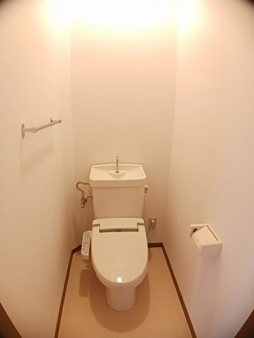 ニューエルディムゆうＣのトイレ|落ち着いた色調のトイレです