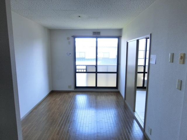 【居間・リビング】 | ビーライン撫川 | こちらの居間で趣味の時間をお楽しみください